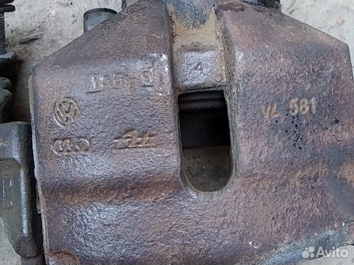 Суппорт передний правый на VW Passat B6