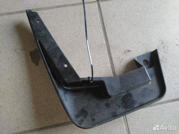 Брызговик передний правый Renault Logan 2004