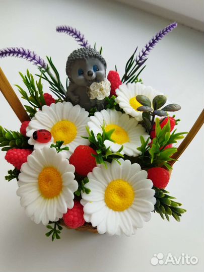 Ежик на ромашковой полянке