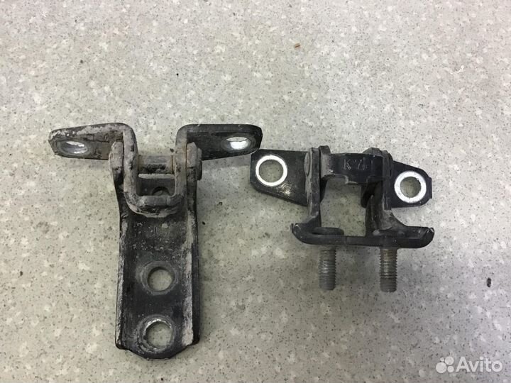 Петля двери задней правой верхняя Mitsubishi Lance