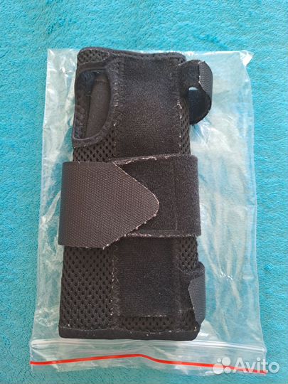 Бандаж на лучезапястный сустав левый