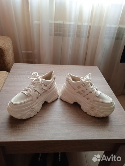 Кроссовки белые для девочки, размер 37. Торг