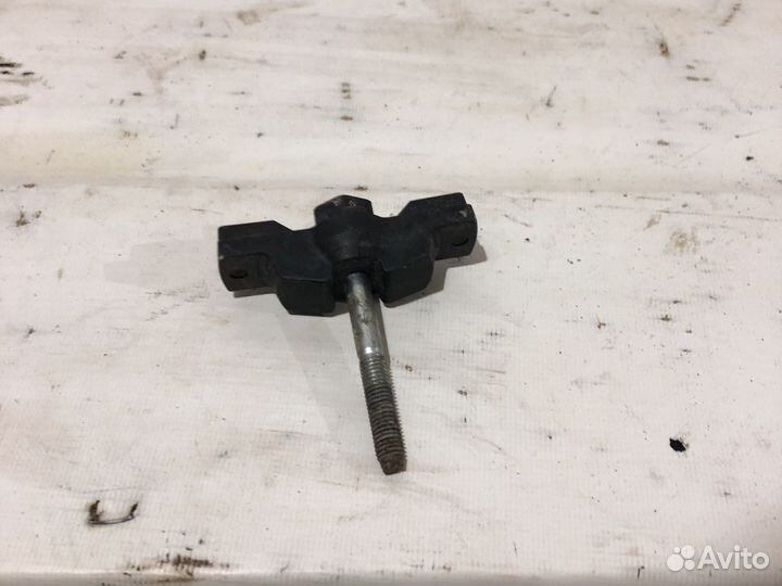 Крепление запасного колеса на Volkswagen polo