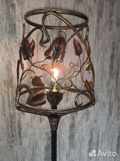 Ваза и розы из металла