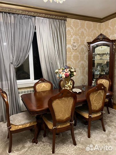 Стол и стулья