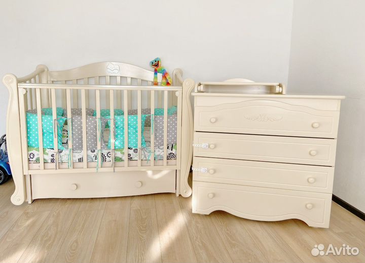 Детская кроватка с маятником и комодом