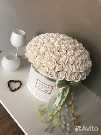 Букет 101 и 45 белых роз в подарочной коробке