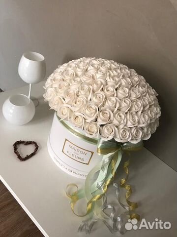 Букет 101 и 45 белых роз в подарочной коробке