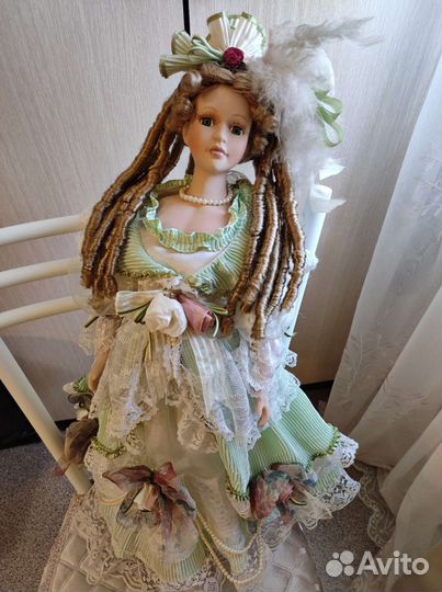Кукла фарфоровая