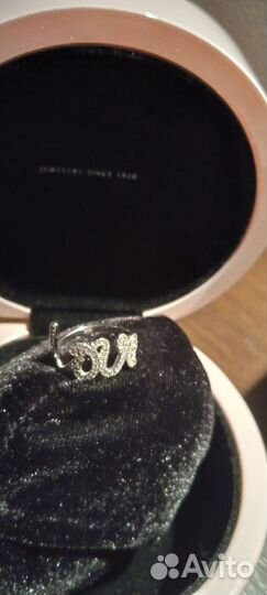 Кольцо белое золото с белыми сапфирами