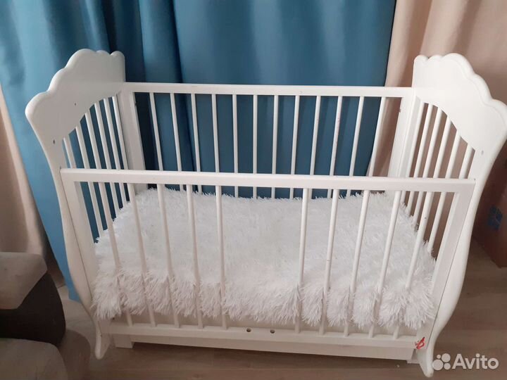 Детская кроватка с маятником