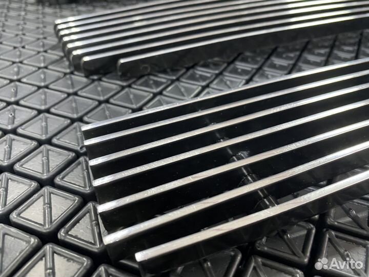 Накладка в решётку радиатора TrailBlazer 2006+