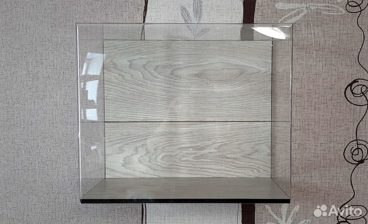 Настенный акриловый футляр. Закрытая полка стеклом