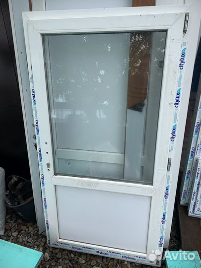 Новая пластиковая дверь