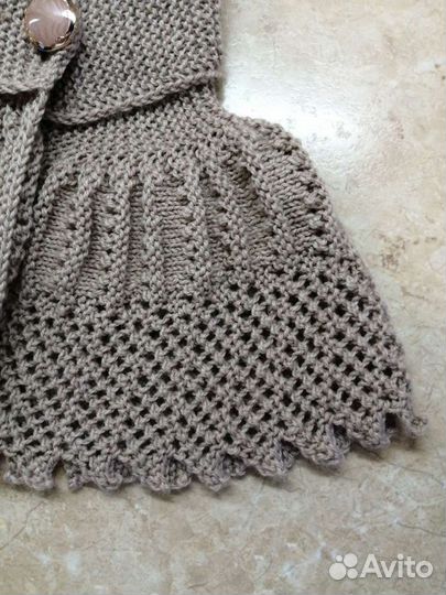 Женская вязаная манишка бежевая