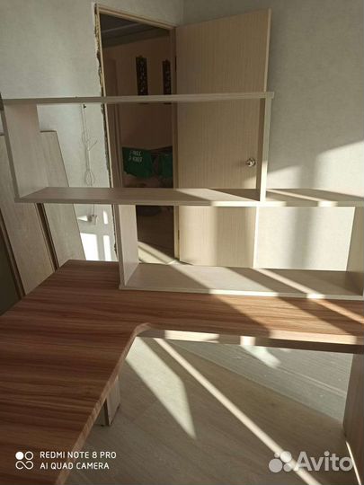 Угловой письменный стол и полка