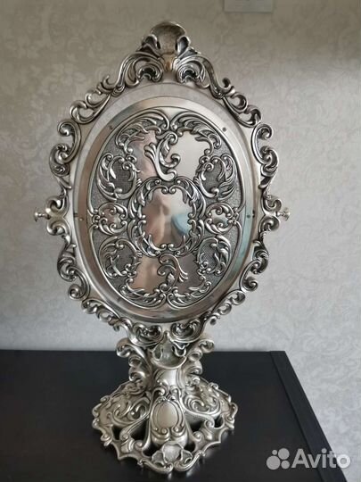 Предметы интерьера часы,зеркало, лампа