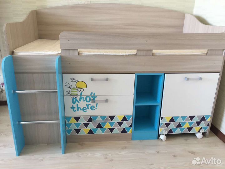 Детская кровать чердак со столом и шкафом