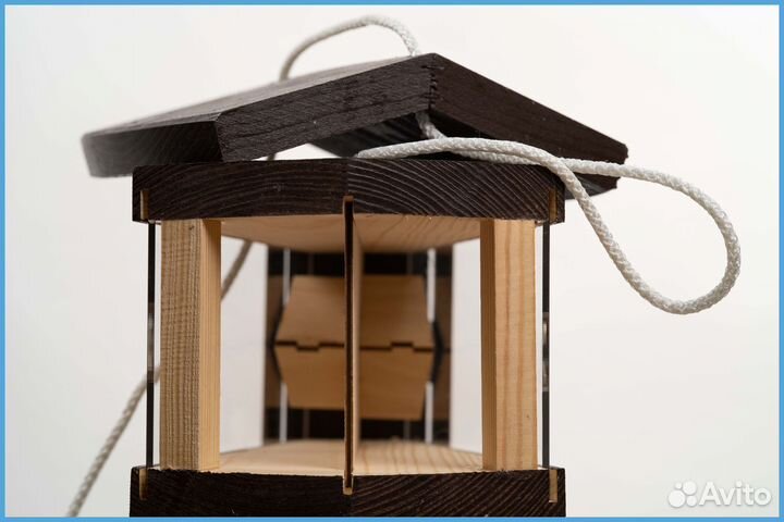 Деревянная кормушка для птиц с дозатором