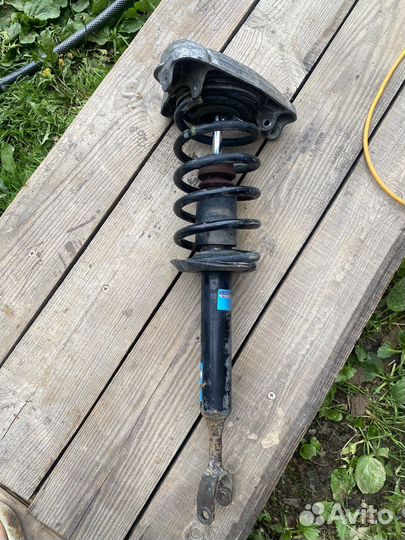 Стойка амортизатора передняя левая в сборе