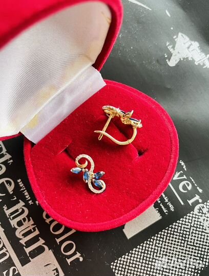 Золотые серьги с бриллиантами и сапфирами