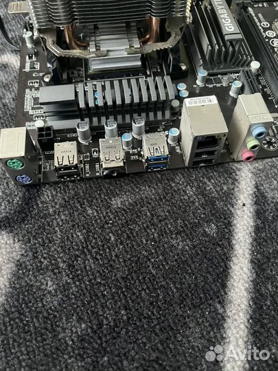 Материнская плата с процессором и памятью