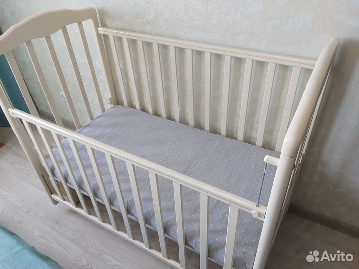Детская кроватка с маятником