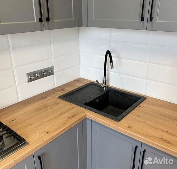 Прямая кухня в бежевом глянце и матовом дереве