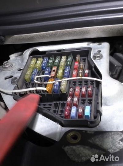 Блок предохранителей подкапот Volkswagen Passat B5