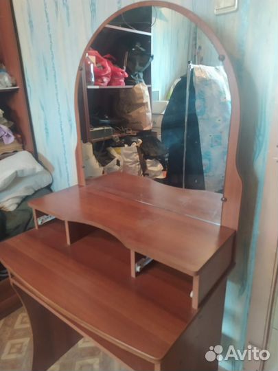 Косметический столик с зеркалом