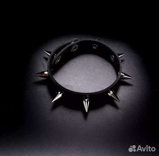 Кожаный браслет с шипами