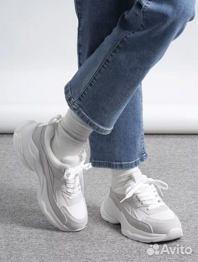 Кроссовки женские