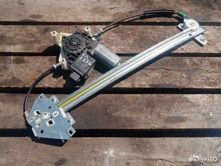 Стеклоподъемник левый передний Mitsubishi Space St