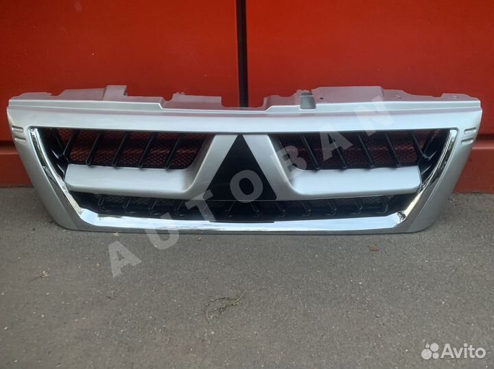 Решетка радиатора Mitsubishi Pajero 3 2000-06