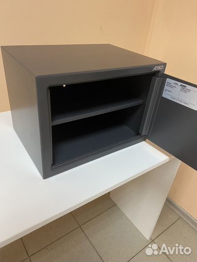 Сейф металлический в идеальном состоянии