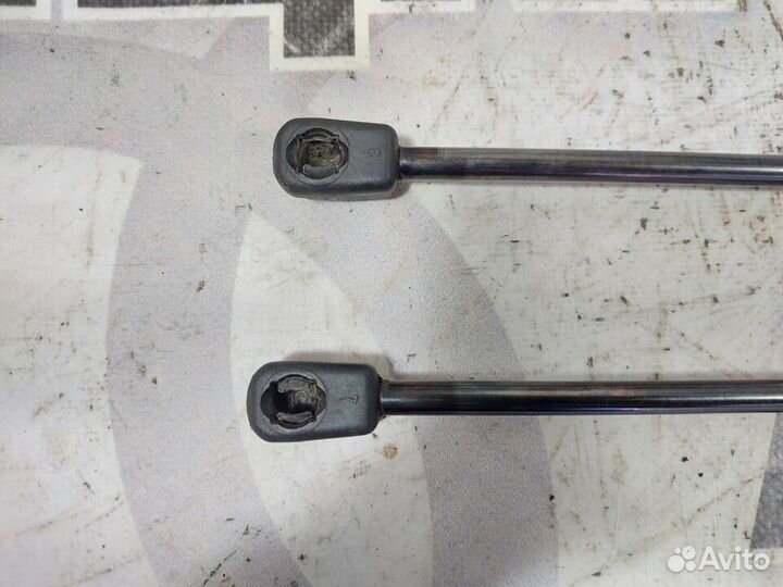 Амортизатор крышки багажника Audi A8 D2