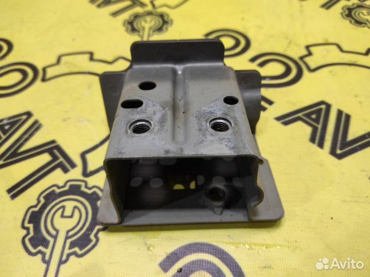 Кронштейн усилителя бампера передний правый Nissan