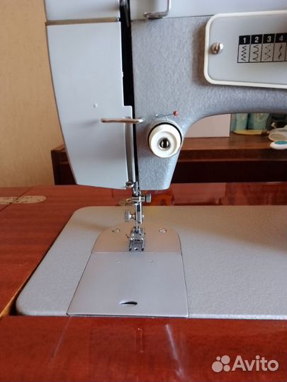 Швейная машинка чайка 142