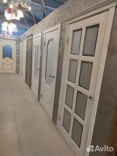 Рабочие на производство межкомнатных дверей