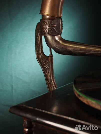 Старинный граммофон His Master's Voice. Лондон