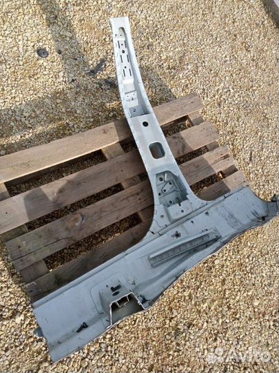 Центральная стойка кузова правая Volkswagen Passat