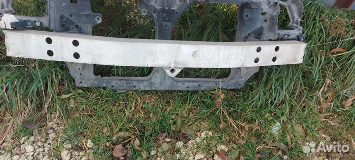 Усилитель переднего бампера на Nissan Skyline v35