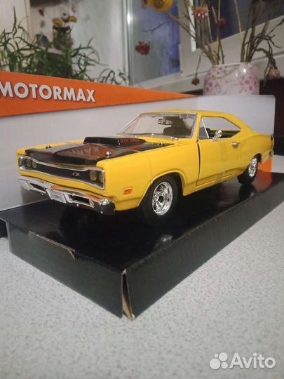 Модель автомобиля 1/24 dodge 1969г бронь