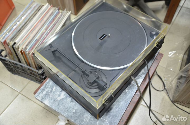 Проигрыватель винила Sanyo TP 6100 на подиуме