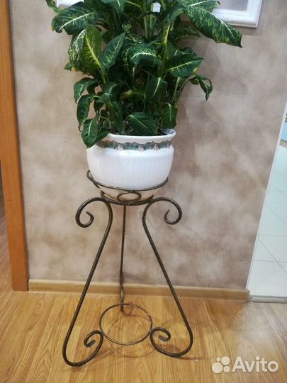 Напольная кованая подставка для цветов