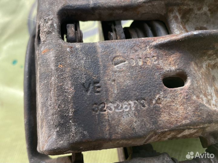 Суппорт передний правый volvo s40