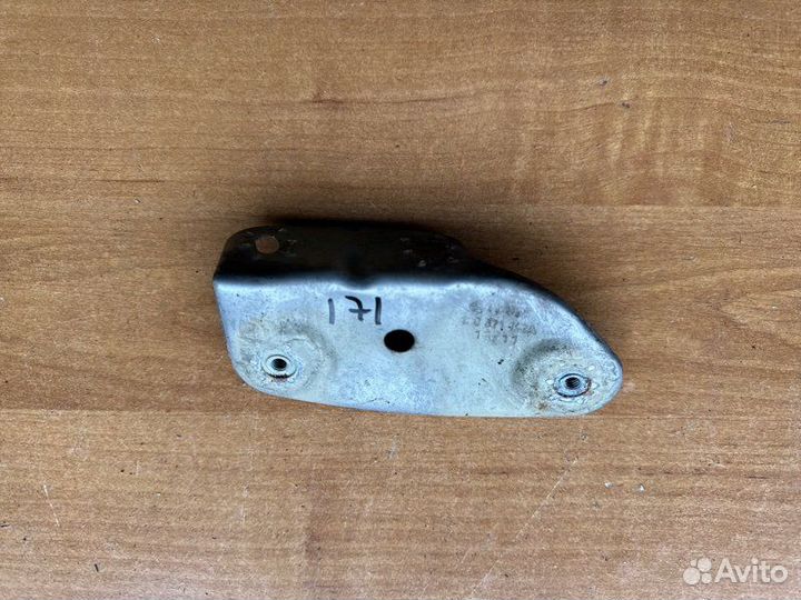 Кронштейн крепления крыла Skoda Octavia универсал