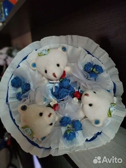 Мишка и букет из игрушек