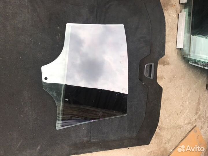 Стекло двери заднее левое Bmw E90