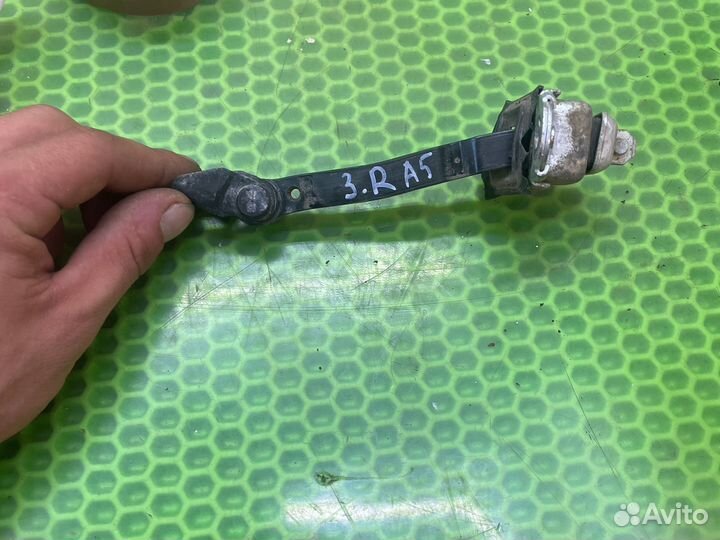 Задний правый ограничитель двери октавия а5